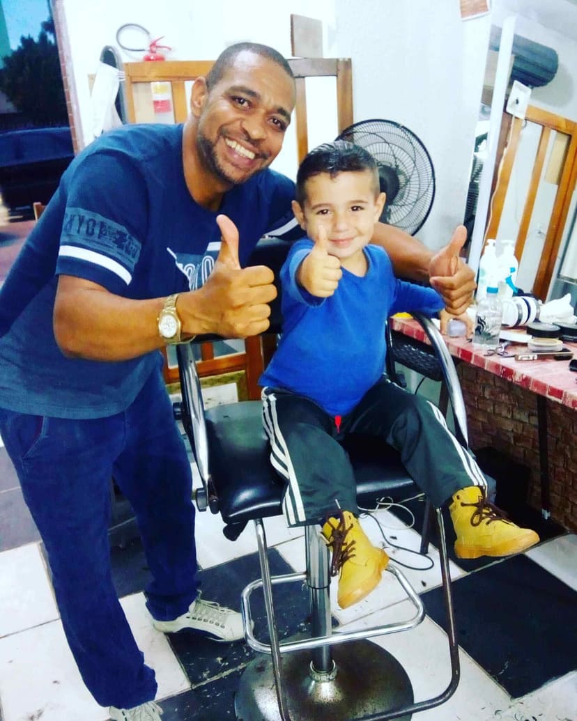 Clientes satisfeitos na Barbearia John em Camboriú: Experiência completa com corte de cabelo e atendimento de qualidade!