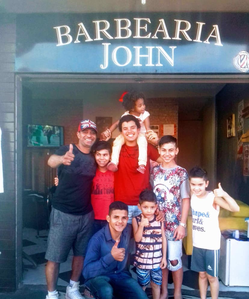 Clientes satisfeitos na Barbearia John em Camboriú: Experiência completa com corte de cabelo e atendimento de qualidade!