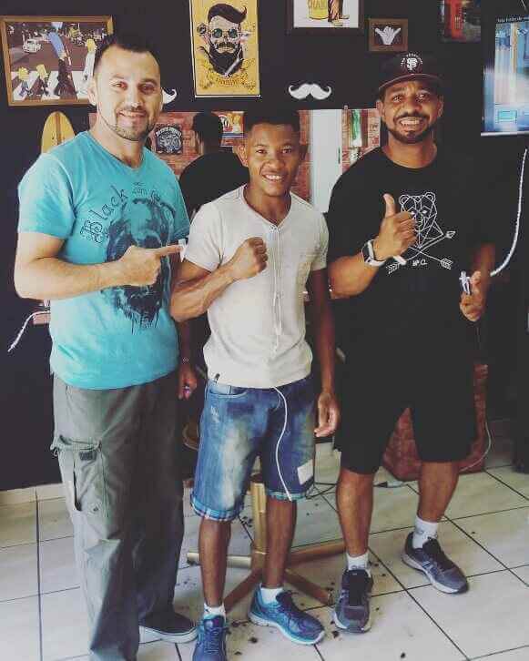 Clientes satisfeitos na Barbearia John em Camboriú: Experiência completa com corte de cabelo e atendimento de qualidade!